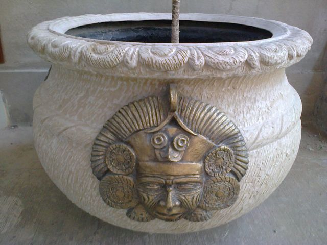 Maceta con textura imitación cantera de 0.55 de ancho x 0.67  de altura.