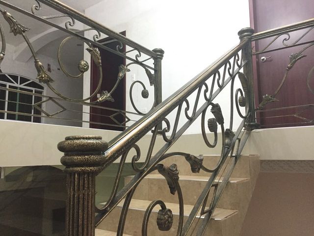 Enriquecimiento de barandal imitación bronce.