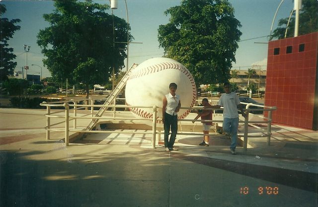 Pelota de beisbol en el estadio Angel Flores.